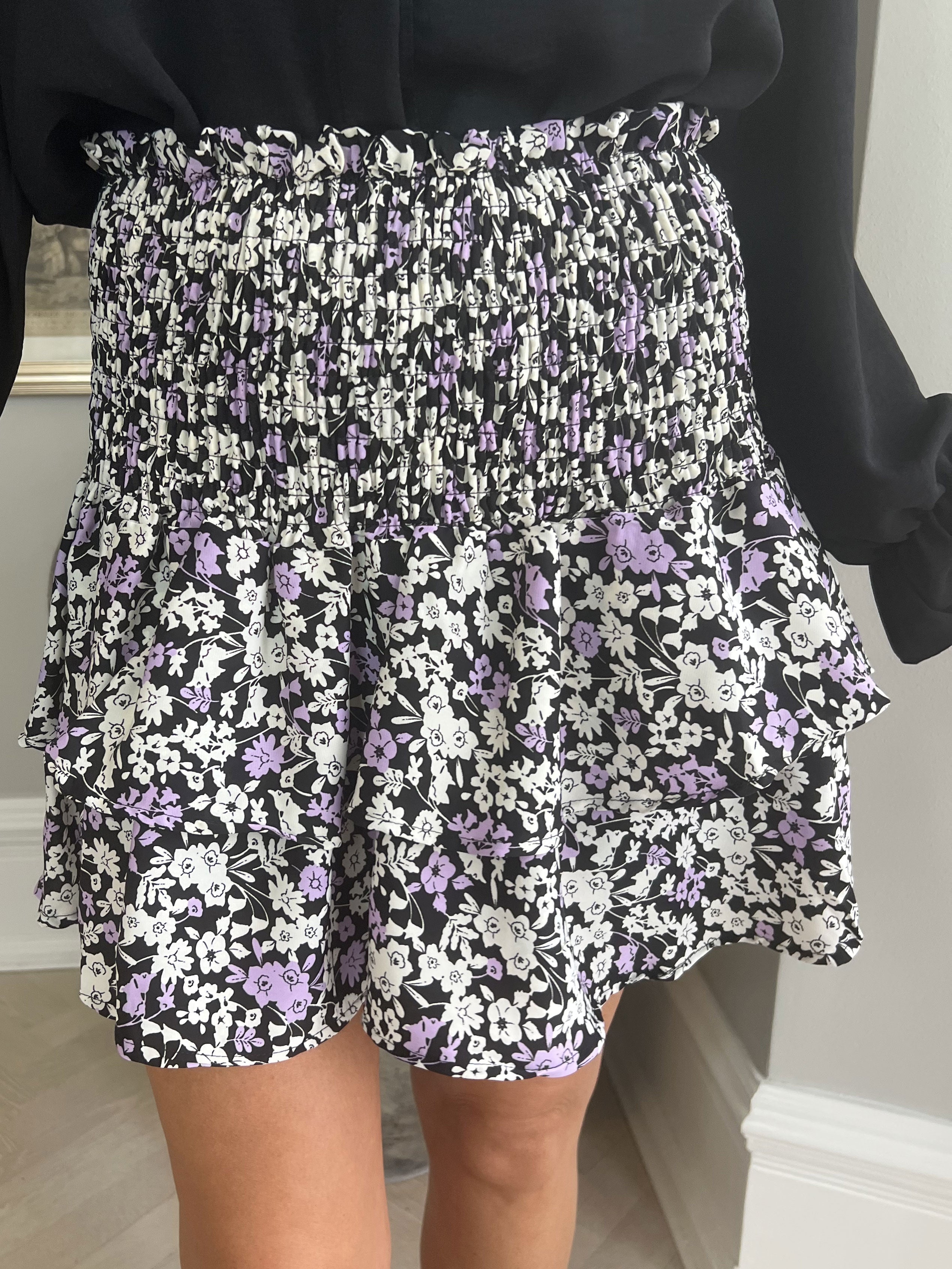 Augusta - Svart volangkjol med vitt och lila tryck